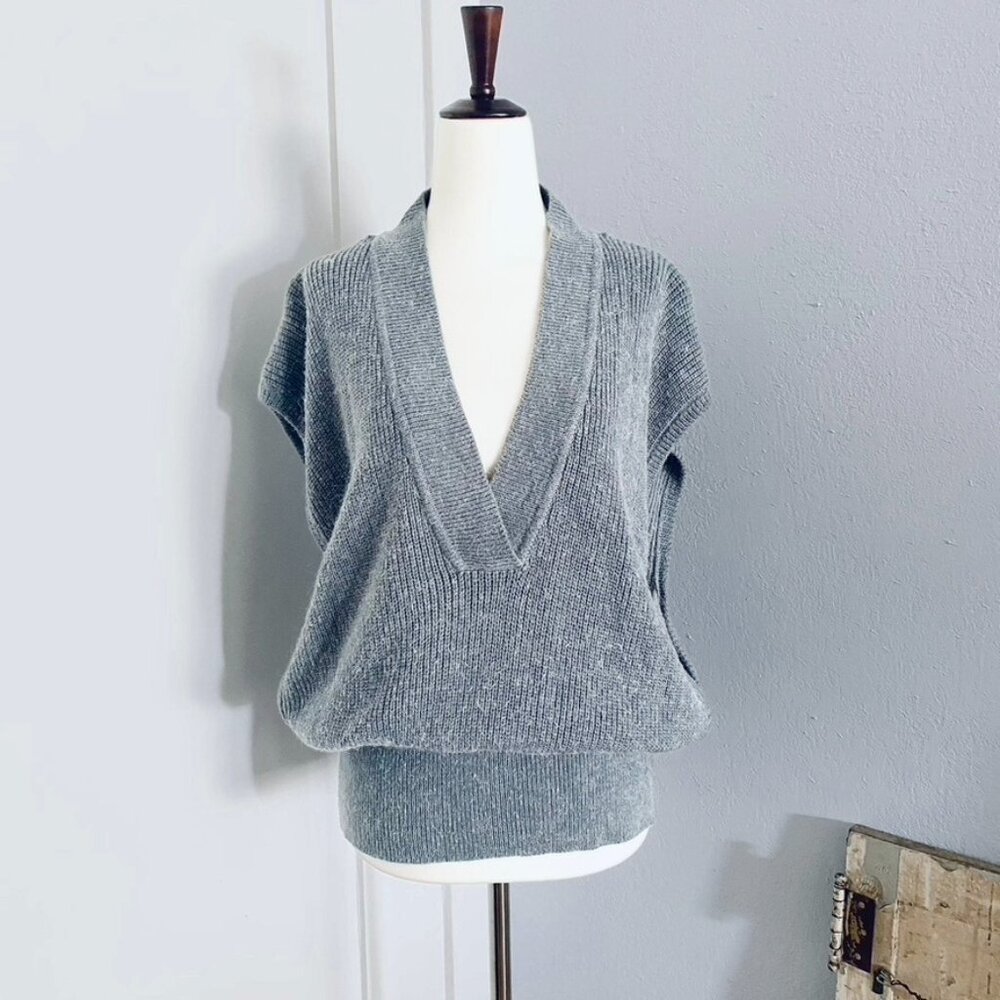 Vintage 1970s Grey Sleevless Sweater size Medium